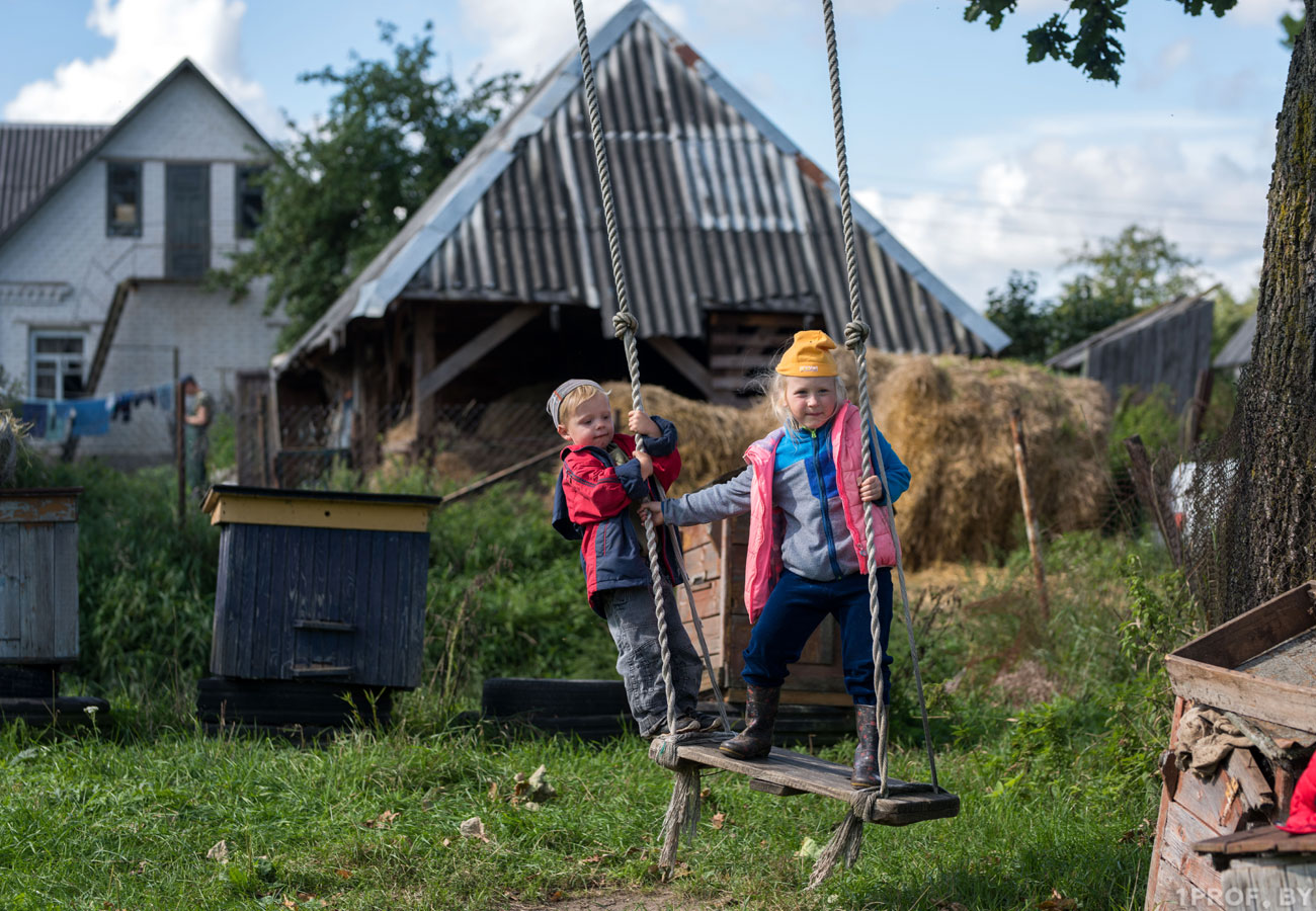 Жизнь в белорусской деревне. Многодетная семья дома в Зауралье. Построил гигантский дом в деревне жителей. В Белгородской области строят дома для семей с детьми-инвалидами. Что ждать многодетным в 2024