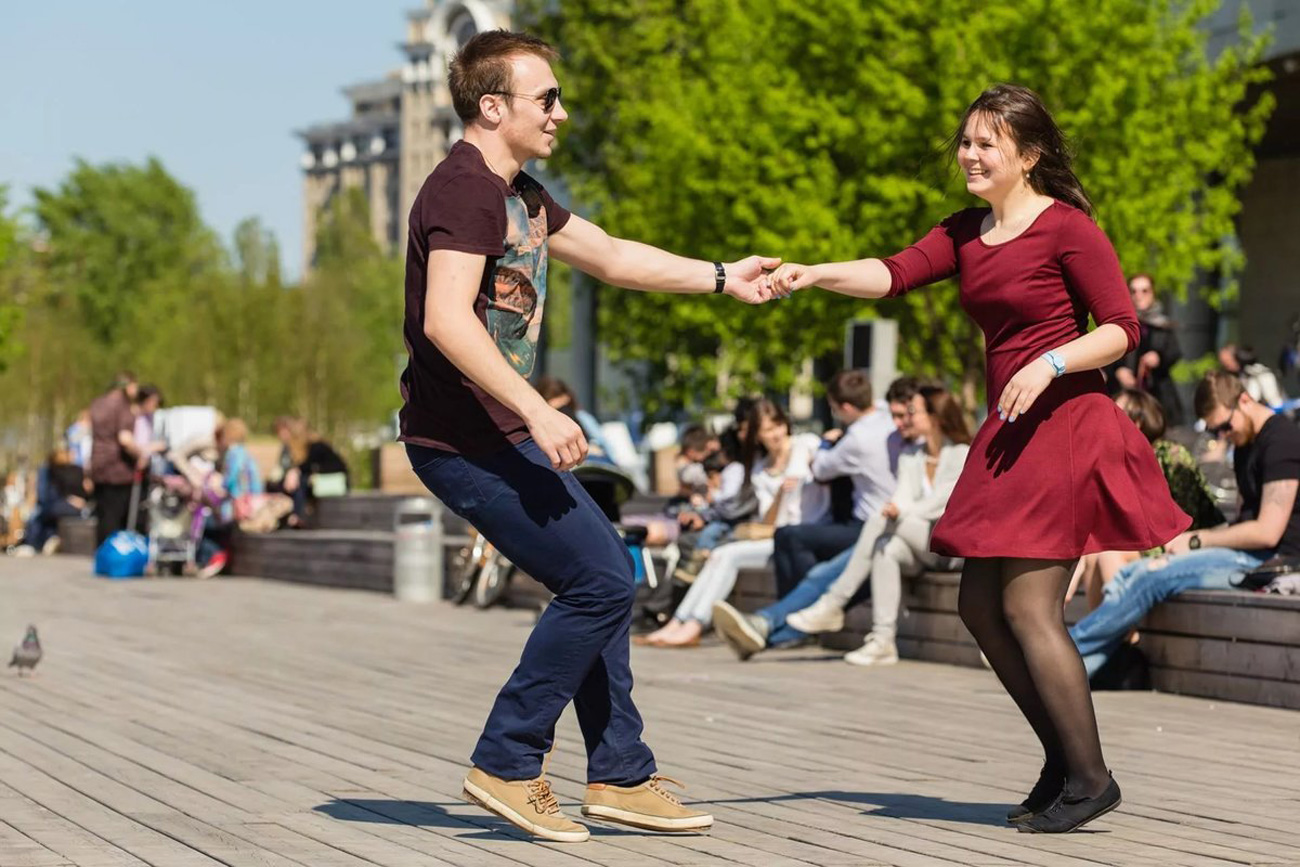 Девушки просто танцевали. Хастл Екатерининский парк. Люди танцуют. Танцы на улице. Танцы в парке.