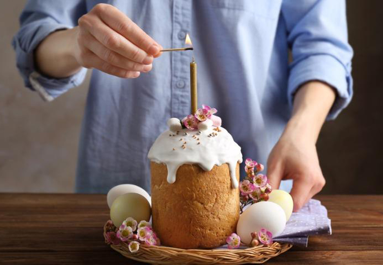 Разница пасхи католиков и православных. Easter Cake кулич. Кулич и яйца на Пасху.