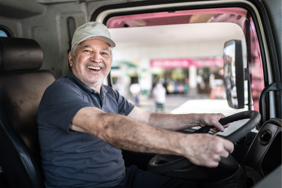 50 лет мужчина водитель. Работающие пенсионеры. Пенсионеры в США. Крутой пенсионер в США. Truck Driver.