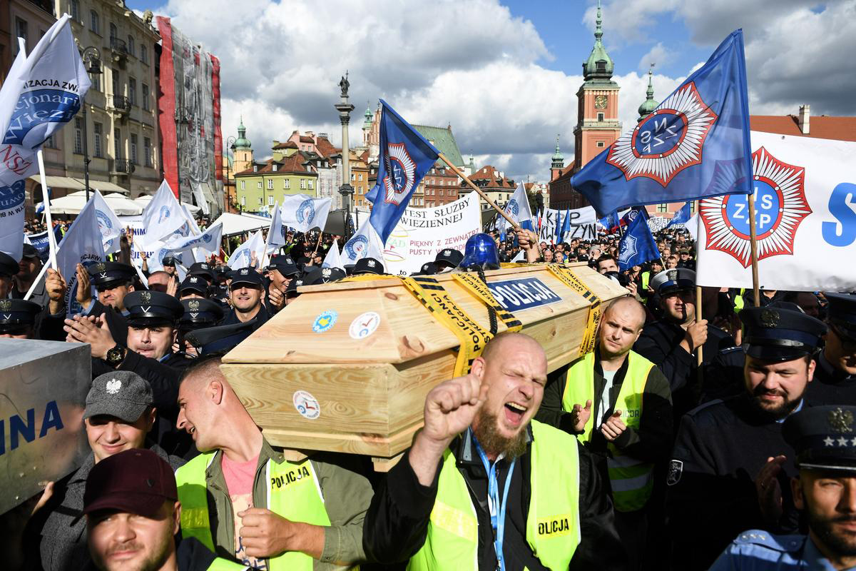 Польский выход. Протест против. Протесты в Польше. Протесты Белоруссии против войны. Забастовка в Польше сегодня.