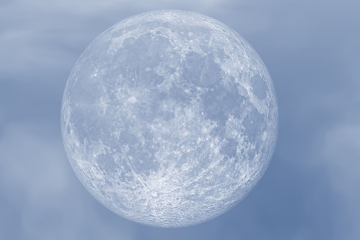 Белая холодная луна